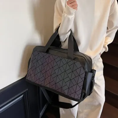 SHORT-DISTANCE PORTABLE TRAVEL BAG